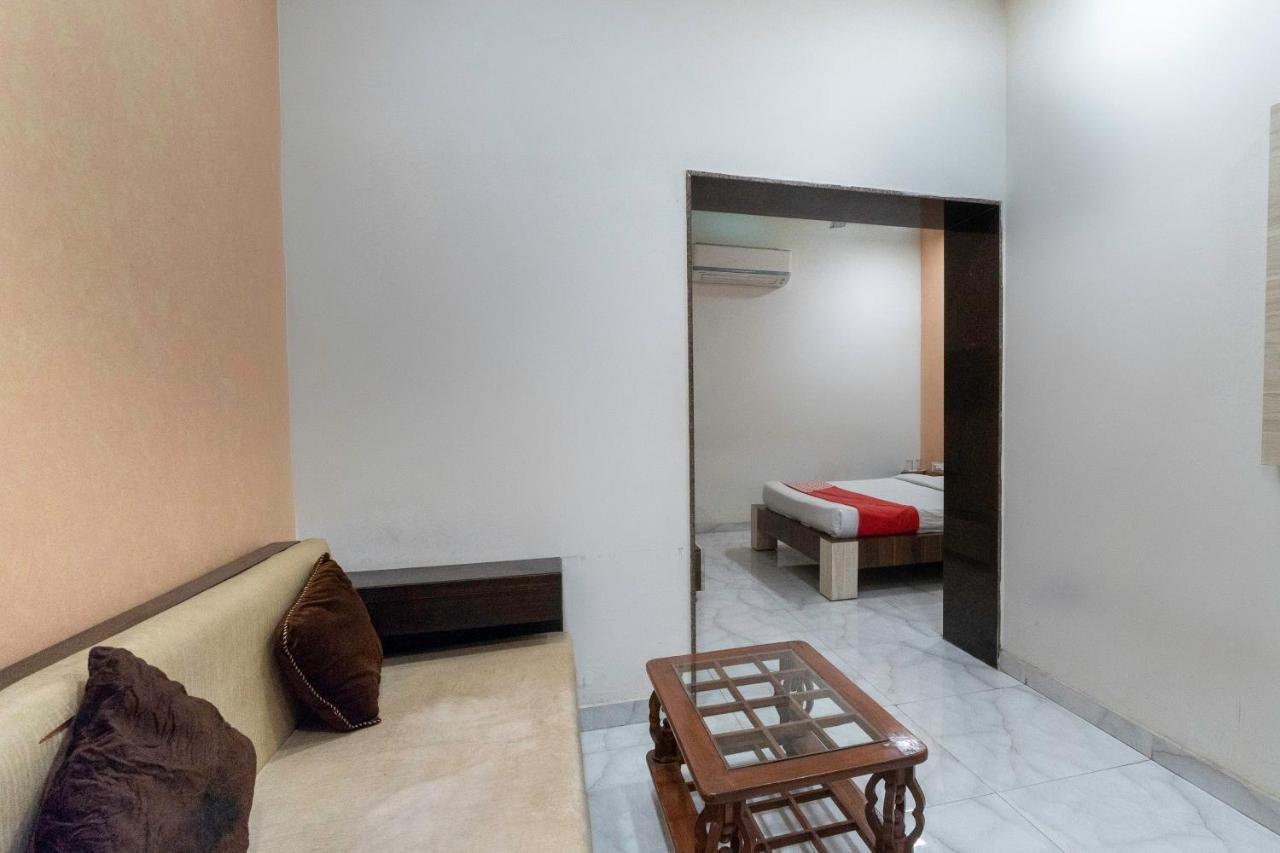 โอโย 13535 อากาศ Hotel อาเมดาบัด ภายนอก รูปภาพ