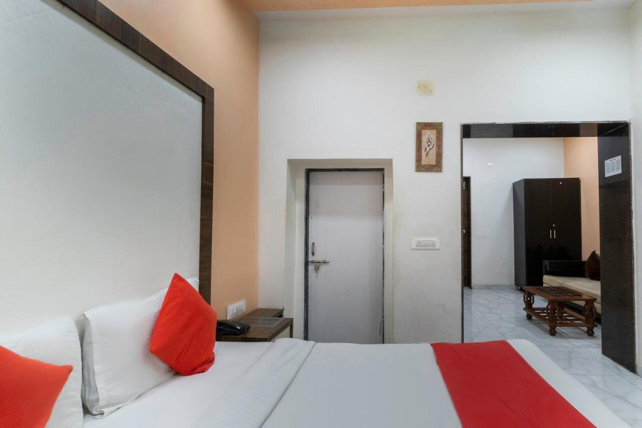 โอโย 13535 อากาศ Hotel อาเมดาบัด ภายนอก รูปภาพ