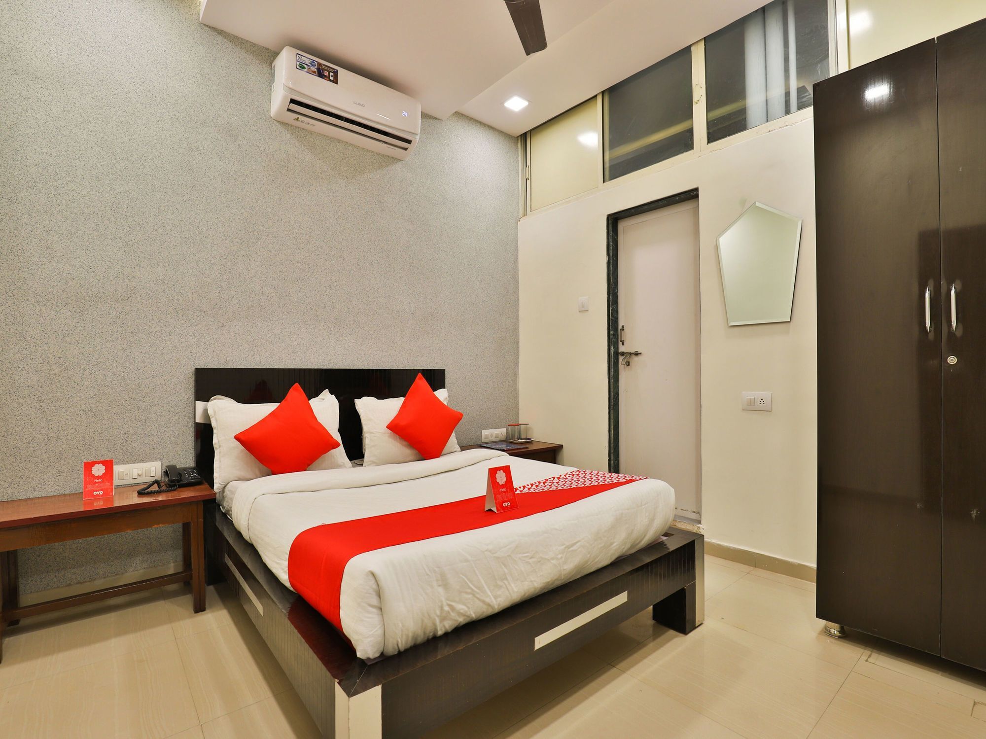 โอโย 13535 อากาศ Hotel อาเมดาบัด ภายนอก รูปภาพ